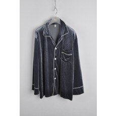 오버핏입니다.  사용감 적어 깨끗합니다.  ♥ 사이즈  전체기장-63 / 가슴너비-70 / 어깨너비-72 / 소매길이-41 전체기장- / 허리너비- / 밑위길이- / 허벅지너비-