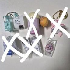 여러가지 가챠(가챠폰, 산리오 휴지통, 휴지, 네임펜, 후지빵, 오빤쮸)