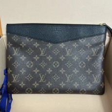 루이비통 데일리 파우치 모노그램 클러치