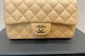 샤넬클래식 뉴미니 램스킨 플랩백 베이지 내장칩