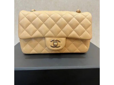 샤넬클래식 뉴미니 램스킨 플랩백 베이지 내장칩